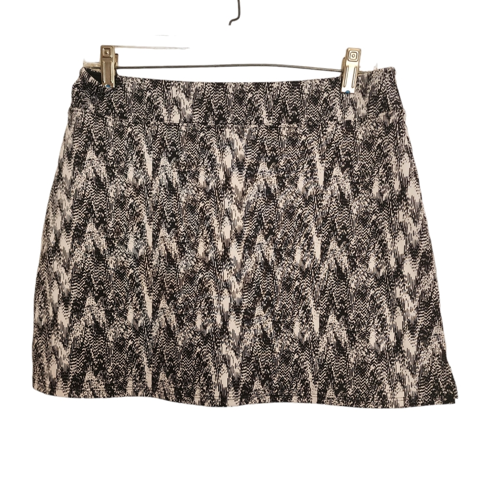 TRANQUILITY Mediana black white print skort SZ Medium